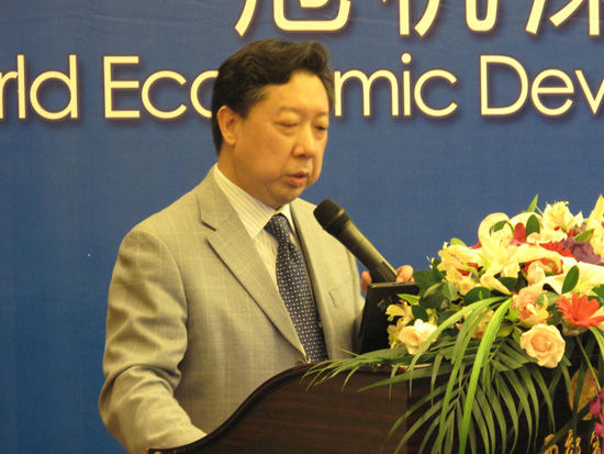 由复旦大学主办、韩国高等教育财团赞助的“上海论坛”2012年5月26日-28日在上海召开。图为yl6809永利官网教授张礼卿演讲。